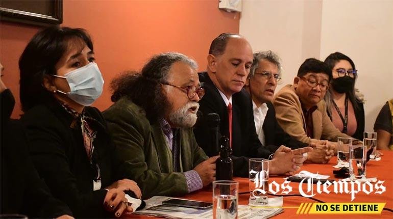 El gerente de Editorial Canelas, Mauricio Fuentelsaz (c), el director de Los Tiempos Marco Zelaya (2i) y miembros del Directorio. | Carlos López