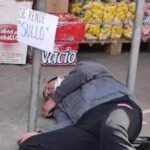 Joven se quedó dormido y le colocan letrero de venta. (Foto RRSS).