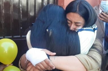 La estudiante acusada del rapto del bebé Álex abraza a su madre tras salir de la cárcel. FOTO: APG