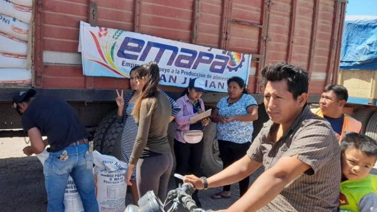 Habitantes de San Julián, en Santa Cruz, compran arroz de Emapa. FOTO: Facebook de Emapa