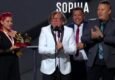 Suárez, de blanco, junto al equipo ganador del Grammy. FOTO: Captura de video