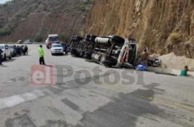 El camión cisterna accidentado en Potosí. EL POTOSÍ