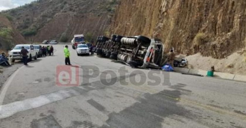 El camión cisterna accidentado en Potosí. EL POTOSÍ