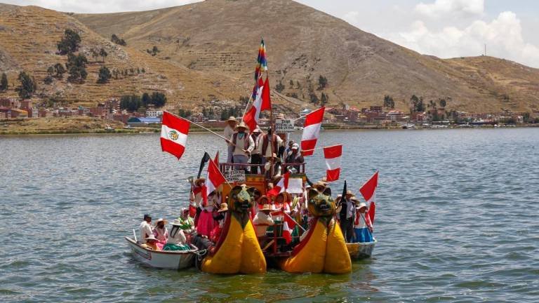 Habitantes de las islas Uros y Taquile en el lago Titicaca llegan a Puno para protestar. AFP