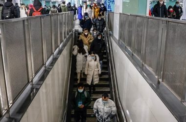 Pekineses se desplazan en una estación de trenes de la capital china, ayer.