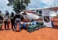 Uniformados de antinarcóticos de Paraguay muestran al piloto boliviano y a su acompañante peruano, junto a la avioneta con droga. FOTO: khronia.com
