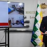 El ministro de Gobierno, Eduardo del Castillo, al presentar las fotografías de Luis Fernando Camacho. Captura de pantalla (Ministerio de Gobierno)