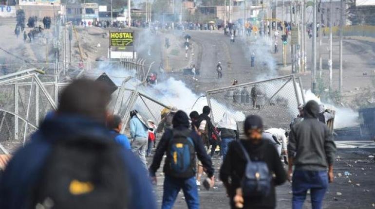 Manifestantes enfrentan a miembros de la Policía en Arequipa (Perú). | EFE