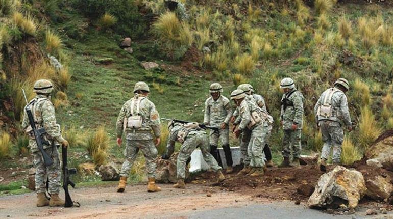 Soldados peruanos despejan un bloqueo en la carretera Laraqueri-Puno, ayer. | EFE