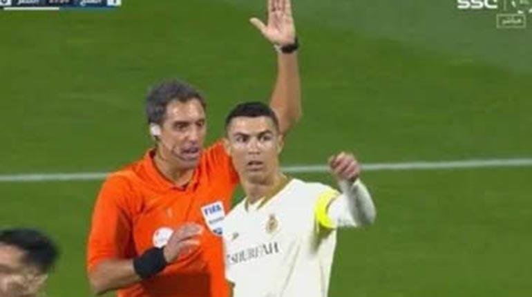 Cristiano Ronaldo (der.), con Al-Nassr, ayer. | clarin,com
