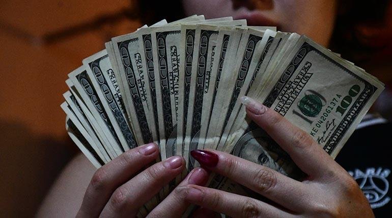 Movimiento de billetes en dólares americanos. | Carlos López