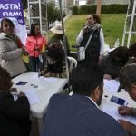 Voluntarios recaban firmas de ciudadanos para la reforma judicial. | APG