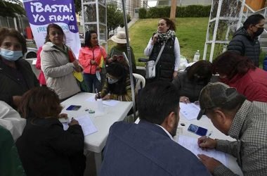 Voluntarios recaban firmas de ciudadanos para la reforma judicial. | APG