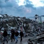 Rescatistas buscan supervivientes en los escombros del terremoto en Turquía. | EFE