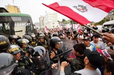 Continúan los enfrentamientos entre manifestantes y policías en Perú. | Agencias