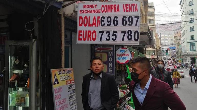 Una casa de cambio ofrece dólares fuera del tipo de cambio oficial. | Sergio Mendoza