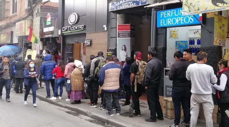 Las personas hacen filas de hasta ocho horas para obtener una ficha del BCB. | Sergio Mendoza