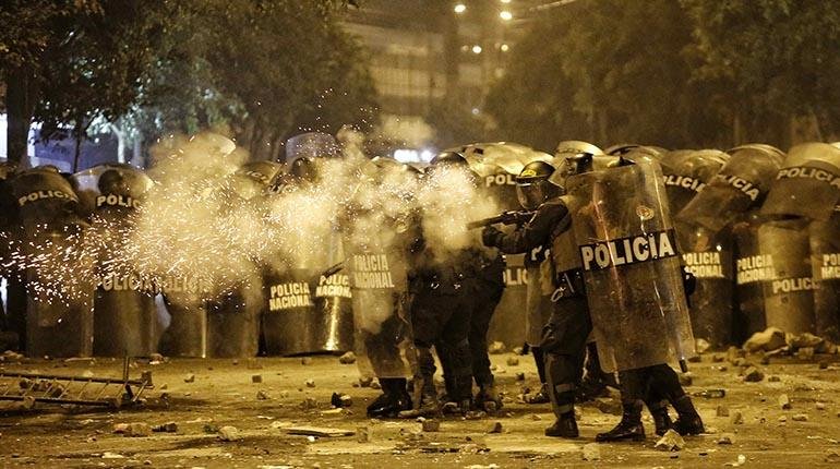 Policías peruanos usan gases lacrimógenos para dispersar a manifestantes. | EFE