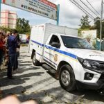 Un vehículo de la Policía Científica delante de la guardería atacada en Blumenau, sur de Brasil, donde murieron al menos cuatro niños. (5.04.2023).