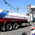 Transporte de combustible en camiones cisterna. | Carlos López