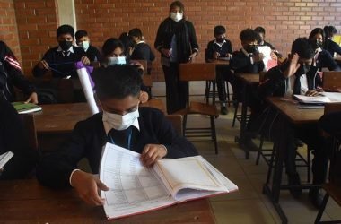 Un grupo de estudiantes de colegio pasa clases presenciales en una unidad de Cochabamba. | José Rocha