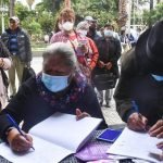 Ciudadanos apoyan con su firma la campaña para el referendo constitucional. | José Rocha