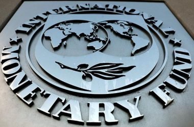 El logo del FMI se ve fuera del edificio de la sede en Washington, Estados Unidos. | Agencias