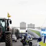 Un tractor avanza por una carretera rumbo a la protesta en las afueras de París.